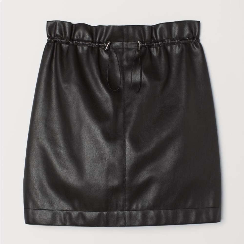 Short faux leather skirt